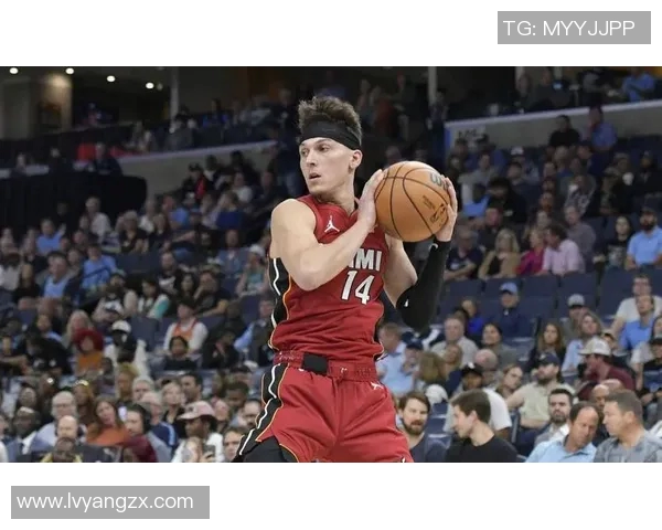 火箭队与雷霆队第二场激战回顾球员表现与战术分析全景呈现